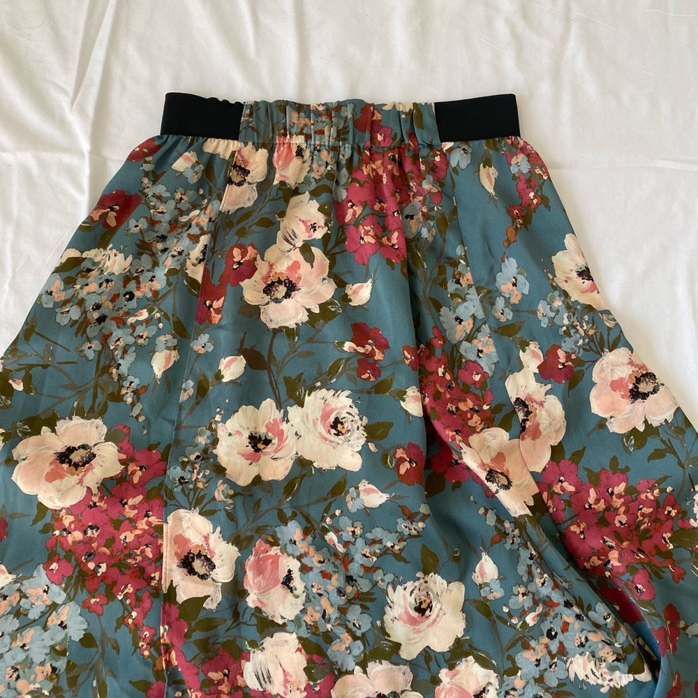 Excellent condition - Zara Blue grey skirt with floral print